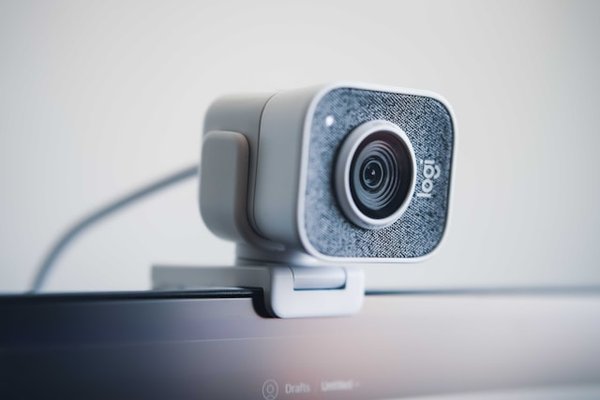 Quels sont les critères pour choisir une webcam avec autofocus pour des cours en ligne ?